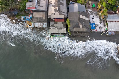 Vista área de la playa de Juanchaco, el 1 de marzo de 2025.