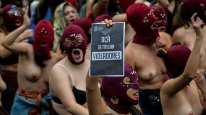 Un grupo de mujeres, en la protesta de Santiago de Chile.