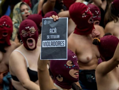 Un grupo de mujeres, en la protesta de Santiago de Chile.