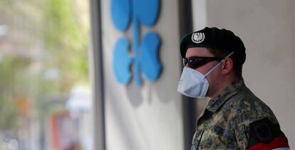 Un soldado austriaco vigila la sede de la OPEP en Viena. 