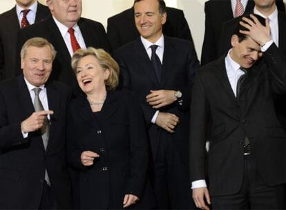La secretaria de Estado, Hillary Clinton, bromea con el secretario general de la OTAN, Jaap de Hoop Scheffer (izquierda), en Bruselas.