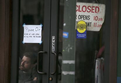 La mayoría de los comercios de la zona afectada han sido cerrados ante la falta de electricidad. Un apagón en el centro de San Francisco ha dejado sin servicio a 50.000 personas, infoma The Sacramento Bee.