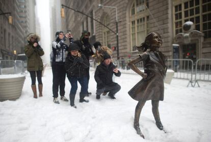 La estatua de 'The Fearless Girl' sobre la nieve, en Nueva York.
