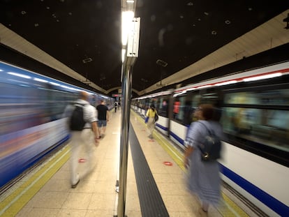 Varios pasajeros caminan por un andén del Metro de Madrid, este 2022.
