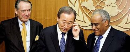 El secretario general de la ONU, Ban Ki-moon (centro), conversa con el secretario general de la Unión Africana, Salim Ahmed Salim (derecha), y con Jan Eliasson, enviado especial a Darfur, este viernes en Nueva York.