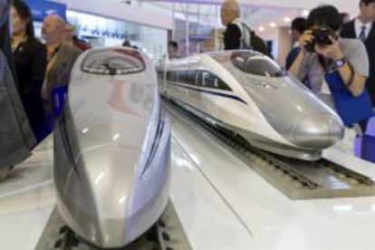 Una persona fotografía unas maquetas de trenes de alta velocidad en la feria de transporte InnoTrans. EFE/Archivo