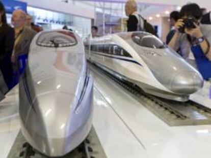 Una persona fotografía unas maquetas de trenes de alta velocidad en la feria de transporte InnoTrans. EFE/Archivo