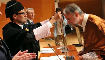 El rector de la Politécnica, Francisco Mora, inviste doctor 'honoris causa' a Karlheinz Brandenburg.