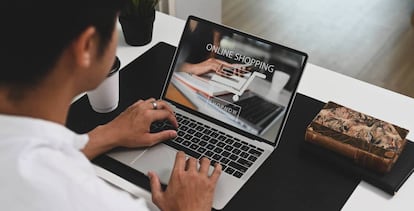 Un hombre realiza una compra online.