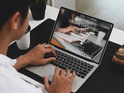 Un hombre realiza una compra online. 