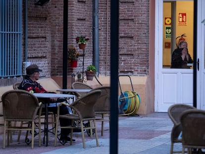 Dos ancianos en la residencia de mayores de la Paz de Madrid, este jueves.