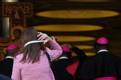 Los delegados llegan a la sesión inaugural del sínodo en el Vaticano.