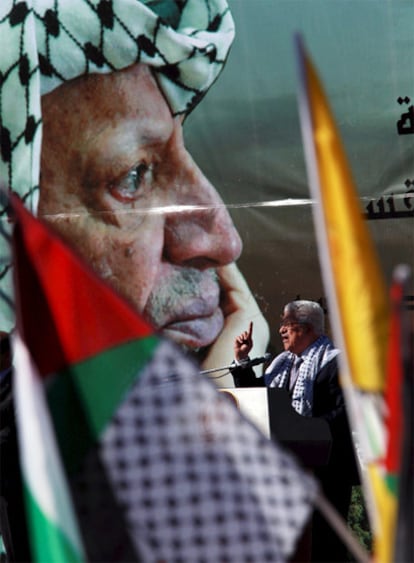 Abbas pronuncia un discurso durante la conmemoración del quinto aniversario de la muerte de Yasir Arafat, ayer en Ramala.