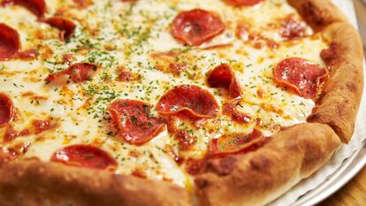 Una pizza con peperoni.