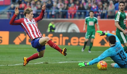 Torres bate a Riesgo en el tercer gol rojiblanco.
