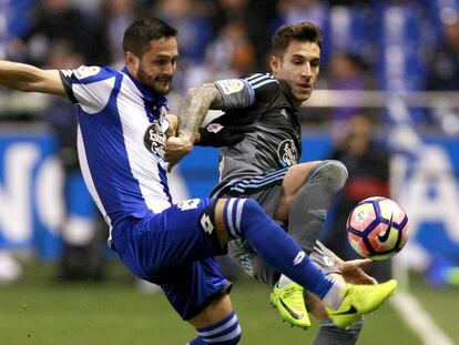 Andone y Mallo pugnan por el bal&oacute;n en el derbi de la temporada pasada