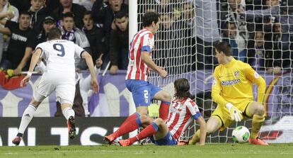 Benzema estrella en el palo la pelota.