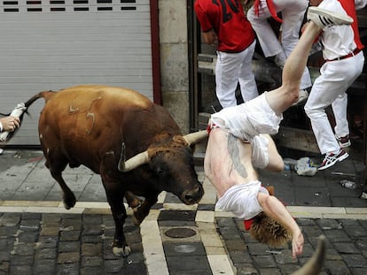 Un toro cornea a un corredor en un encierro de 2015.