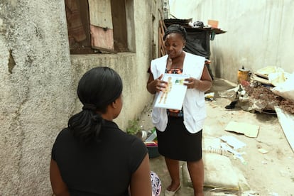 Sebastiana Cumbe es una voluntaria para informar y hacer test de VIH por las calles de Beira (Mozambique) en el marco del programa de MSF para frenar el sida en África subsahariana sobre todo entre grupos vulnerables como trabajadoras sexuales. Muchas mujeres de Zimbabue, Malawi y Zambia se prostituyen para ganar algo de dinero en esta ciudad portuaria. 