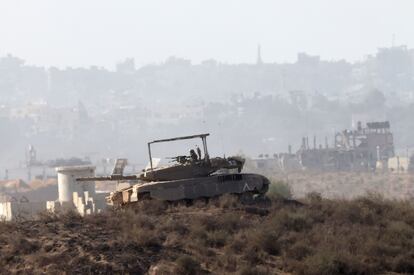 Un tanque del ejército israelí avanza en el norte del enclave palestino, en una imagen tomada desde el lado israelí de la frontera con Gaza.