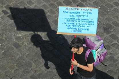 Uno de los centenares de personas concentradas en la madrileña Puerta del Sol.