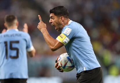 Luis Suárez, protestando una acción al árbitro en el partido frente a Ghana. 