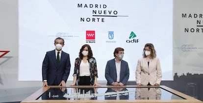 El presidente de Distrito Castellana Norte, Álvaro Aresti, la presidenta de la Comunidad de Madrid, Isabel Díaz Ayuso, el alcalde de Madrid, José Luis Martínez Almeida y la directora de planificación de ADIF, María Luisa Domínguez; posan durante el acto de presentación de la maqueta del proyecto final Madrid Nuevo Norte.