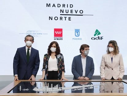 El presidente de Distrito Castellana Norte, Álvaro Aresti, la presidenta de la Comunidad de Madrid, Isabel Díaz Ayuso, el alcalde de Madrid, José Luis Martínez Almeida y la directora de planificación de ADIF, María Luisa Domínguez; posan durante el acto de presentación de la maqueta del proyecto final Madrid Nuevo Norte.