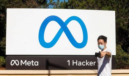 Logo de Meta en la sede de la compañía en Menlo Park, California, EE UU
