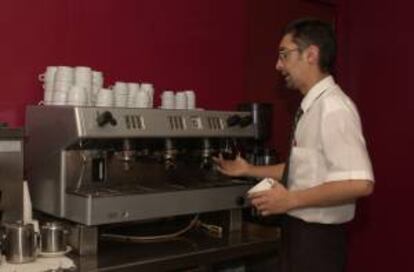 Un camarero se dispone a preparar un caf en una cafetera industrial. EFE/Archivo