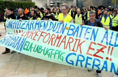 Trabajadores de Guardian Llodio, durante su manifestación en Bilbao para protesta por su situación laboral.