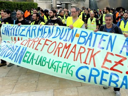 Trabajadores de Guardian Llodio, durante su manifestación en Bilbao para protesta por su situación laboral.
