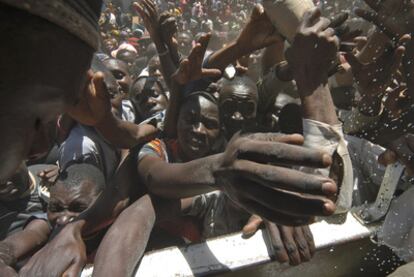 La cifra de personas que pasan hambre en el mundo ha crecido en los últimos años hasta casi los 1.000 millones. En la imagen, un reparto de comida en Nairobi (Kenia).