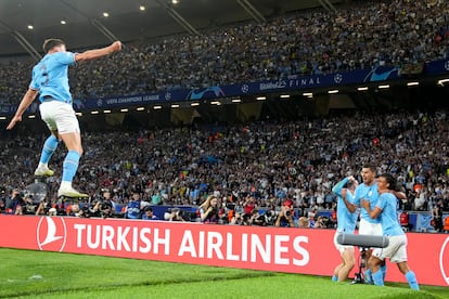 Los jugadores del Manchester City celebran el primer gol de su equipo.