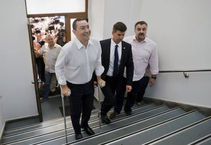 Victor Ponta en la sede de la fiscalía anticorrupción este lunes en Bucarest.