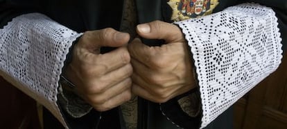 Las puñetas en la toga que identifican a miembros de la carrera judicial.
