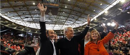 Rubalcaba, González y Pajín saludan en Valencia.