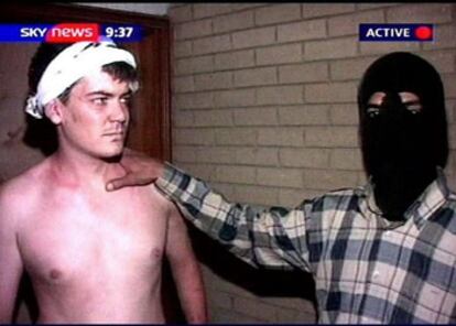 Uno de los secuestradores muestra a James Brandon en un vídeo difundido por Sky News.