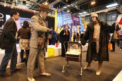 Animadores de la Feria Internacional del Turismo (Fitur) que se inauguró ayer en Madrid.