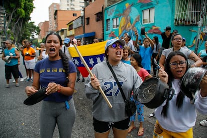 Residentes golpean cacerolas para protestar el día después de las elecciones presidenciales en Caracas.