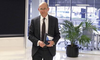 Carlos Espinós, consejero delegado de Hispasat, ayer en la sede del operador de satélites en Madrid. pablo monge