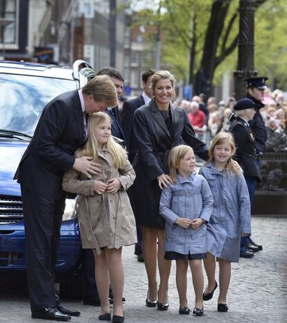 El príncipe Guillermo Alejandro de Holanda posa junto a su hija Amalia, su mujer Maxima y sus otras dos hijas Ariane y Alexia a su llegada al Palacio Real en Ámsterdam (Holanda).