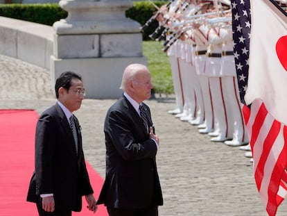 El presidente de EE UU, Jose Biden (a la derecha), y el primer ministro japonés, Fumio Kishida, durante una ceremonia de bienvenida en el Palacio de Akasaka de Tokio (Japón), este lunes.