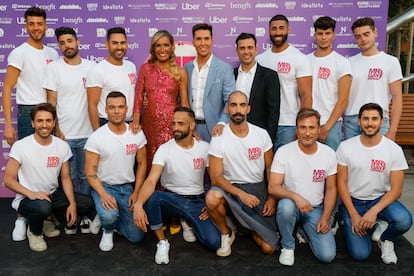Los Presentadores y participantes a su llegada a la gala final de "Mr. Gay España" que se celebra este viernes en la Plaza de España, en Madrid.