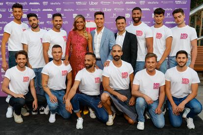 Los Presentadores y participantes a su llegada a la gala final de "Mr. Gay España" que se celebra este viernes en la Plaza de España, en Madrid.