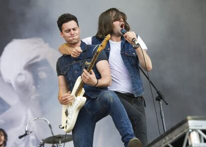 El guitarrista de The Vaccines, Freddy Cowan, y el cantante, Justin Young, en un concierto el pasado junio. 