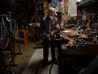Higinio Domingo Perucha, exciclista y mecánico, en su taller de La Ventilla.