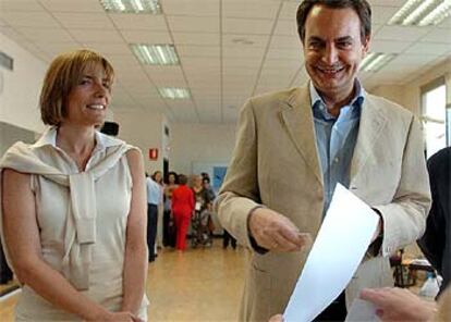 El presidente del Gobierno acude a votar minutos antes de las 11.00 a la Escuela Casa de la Música de la localidad
madrileña de Las Rozas, acompañado por su esposa, Sonsoles Espinosa. Zapatero se muestra confiado en que "España sea uno de los países de la UE donde exista una mayor participación electoral" .