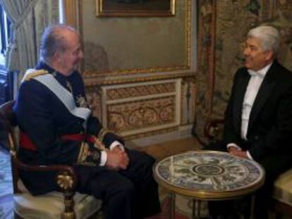 El Rey conversa con el embajador de los Estados Unidos Mexicanos, Javier Ramirez Acuña, el pasado mes de junio. EFE/Archivo