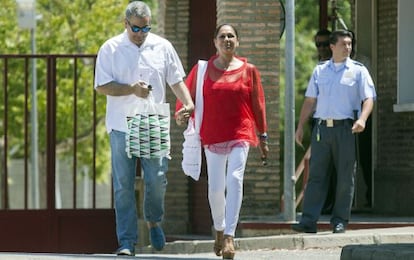 Isabel Pantoja junto a su hermano Agustin, a su salida de la cárcel.